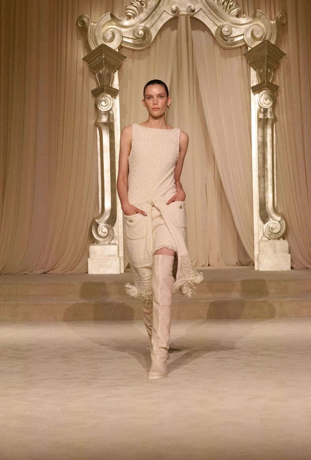 Chanel Herbst Winter 2025 26 Haute Couture Runway Magazin (2)