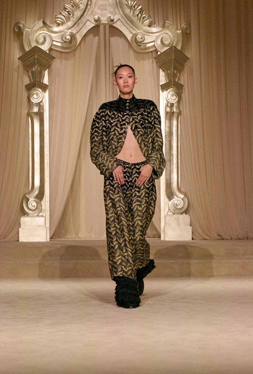Chanel Herbst Winter 2025 26 Haute Couture Runway Magazin (20)