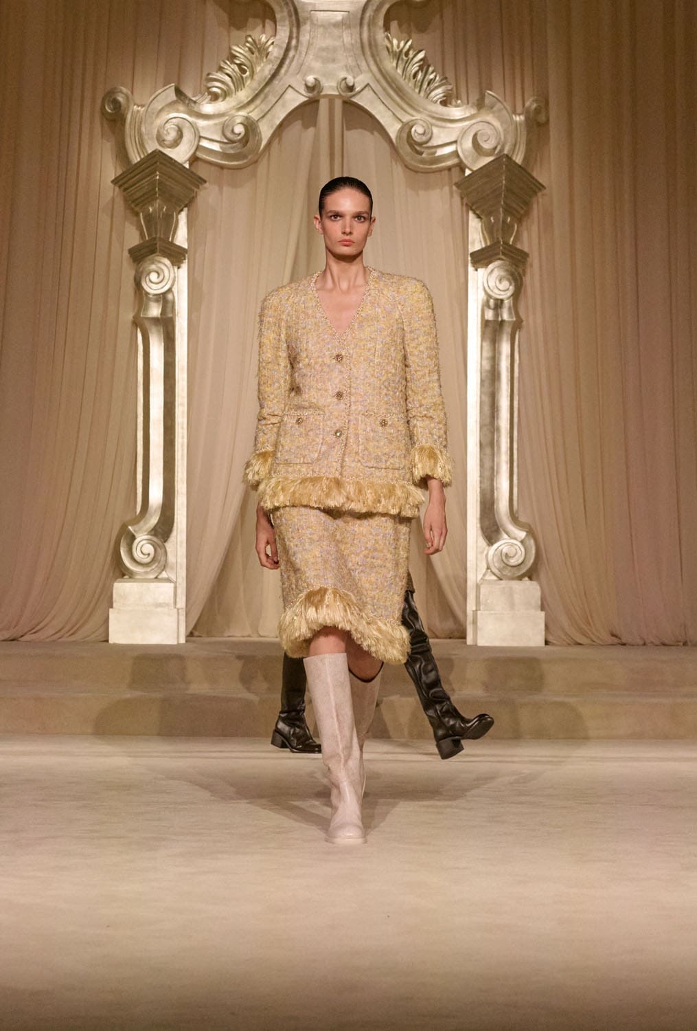 Chanel Herbst Winter 2025 26 Haute Couture Runway Magazin (21)