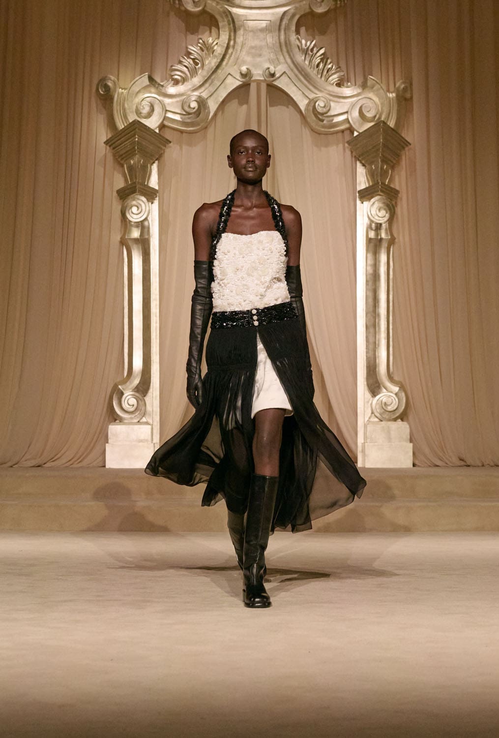 Chanel Herbst Winter 2025 26 Haute Couture Runway Magazin (34)