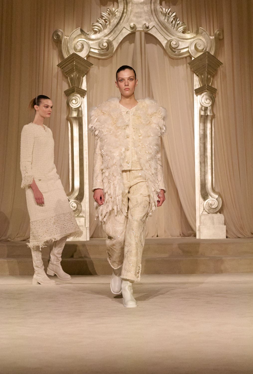 Chanel Herbst Winter 2025 26 Haute Couture Runway Magazin (4)