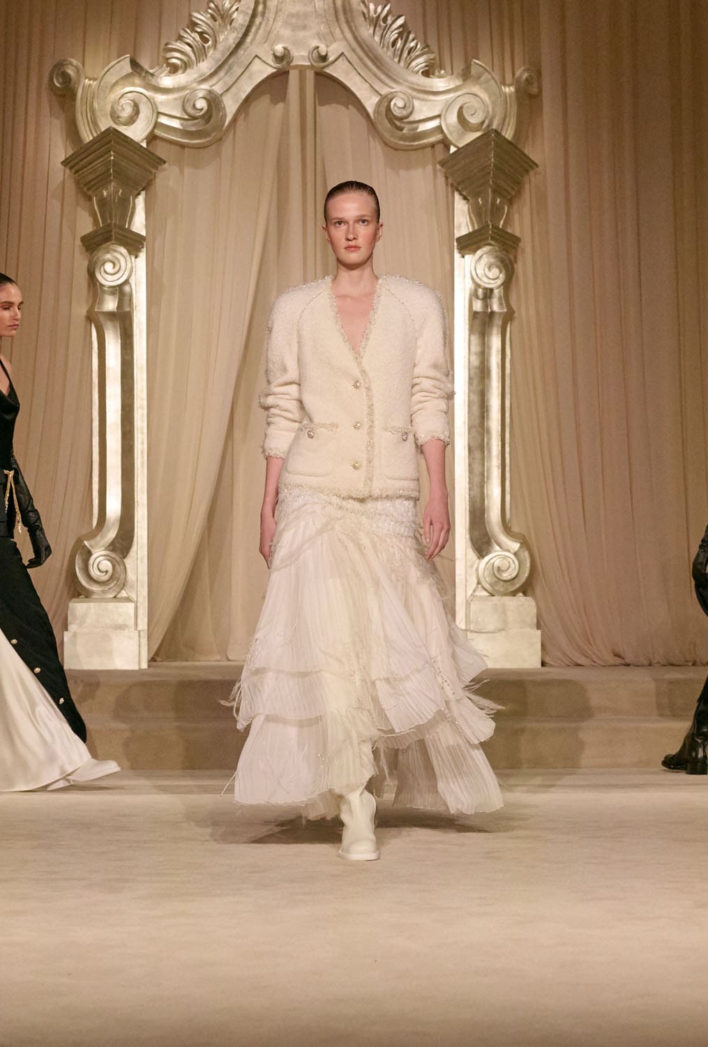 Chanel Herbst Winter 2025 26 Haute Couture Runway Magazin (41)