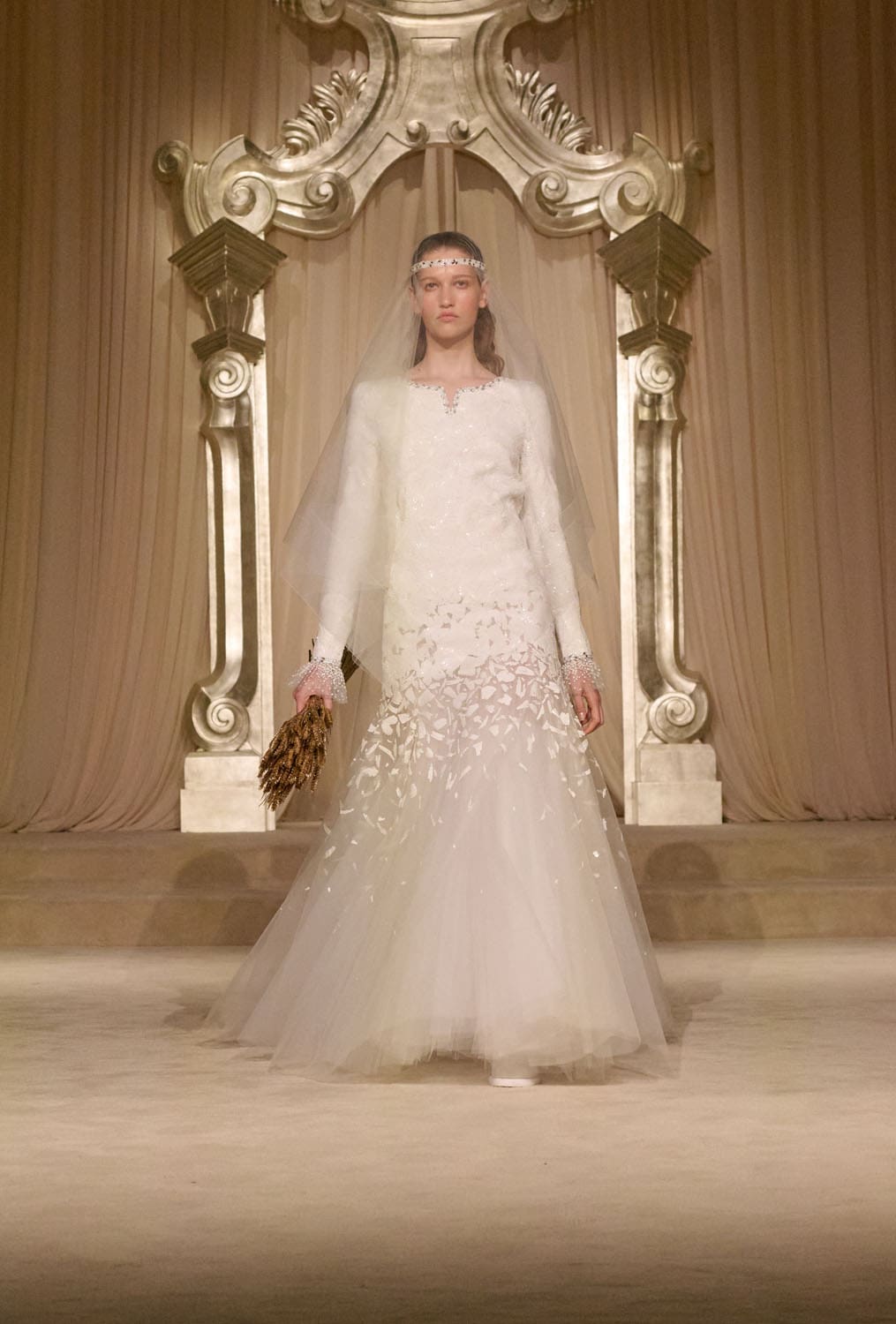 Chanel Herbst Winter 2025 26 Haute Couture Runway Magazin (46)
