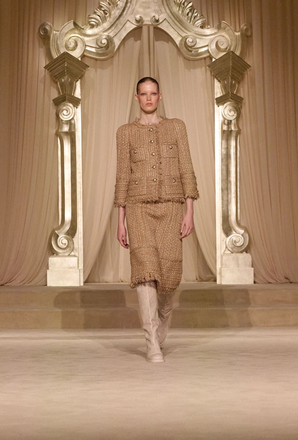 Chanel Herbst Winter 2025 26 Haute Couture Runway Magazin (5)