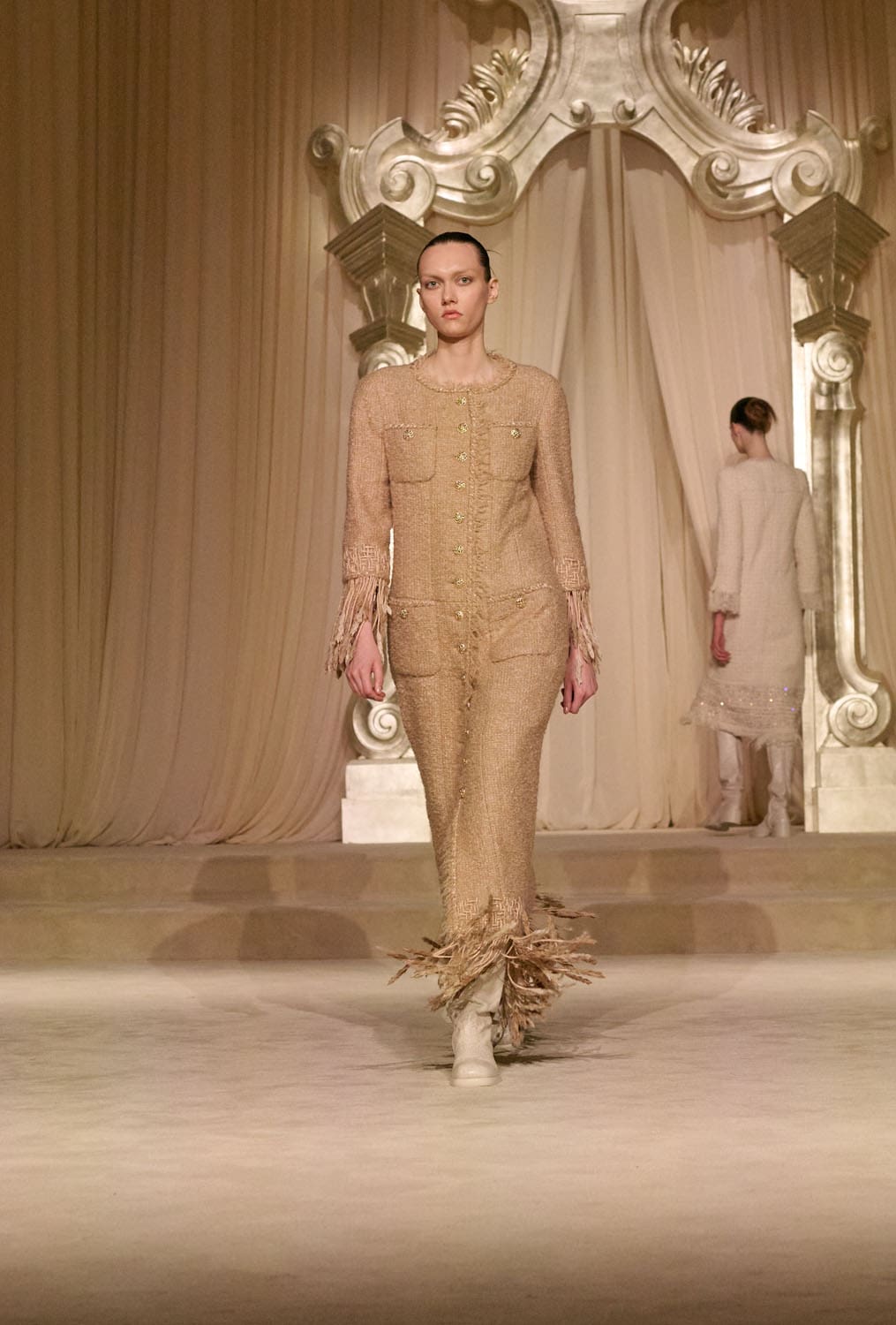 Chanel Herbst Winter 2025 26 Haute Couture Runway Magazin (7)