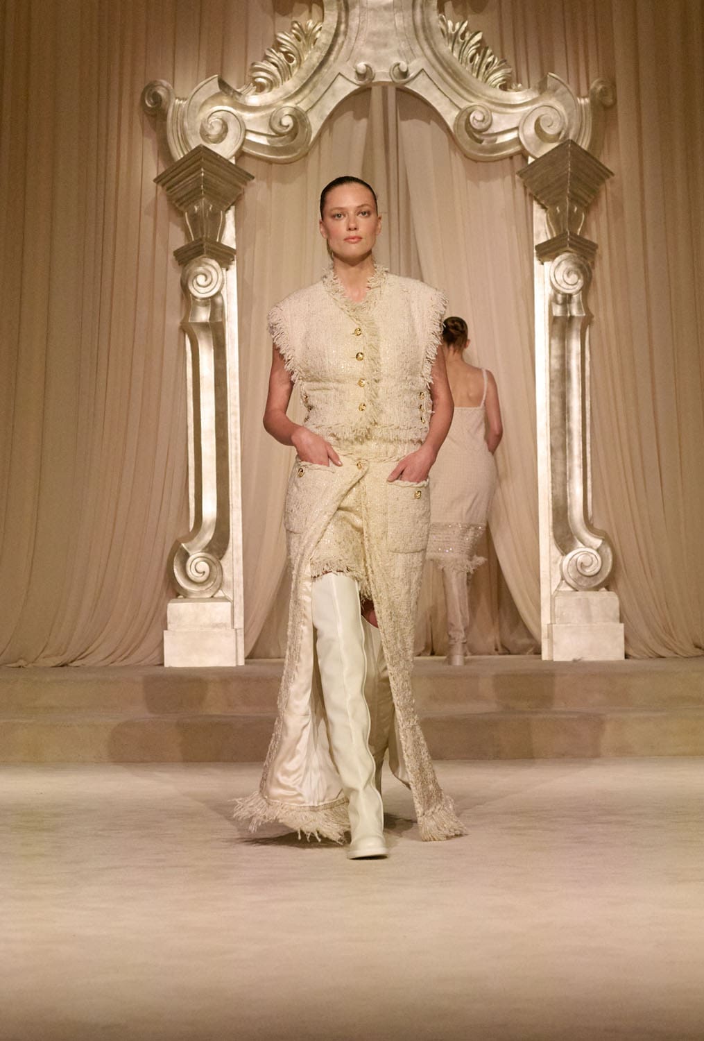Chanel Herbst Winter 2025 26 Haute Couture Runway Magazin (8)