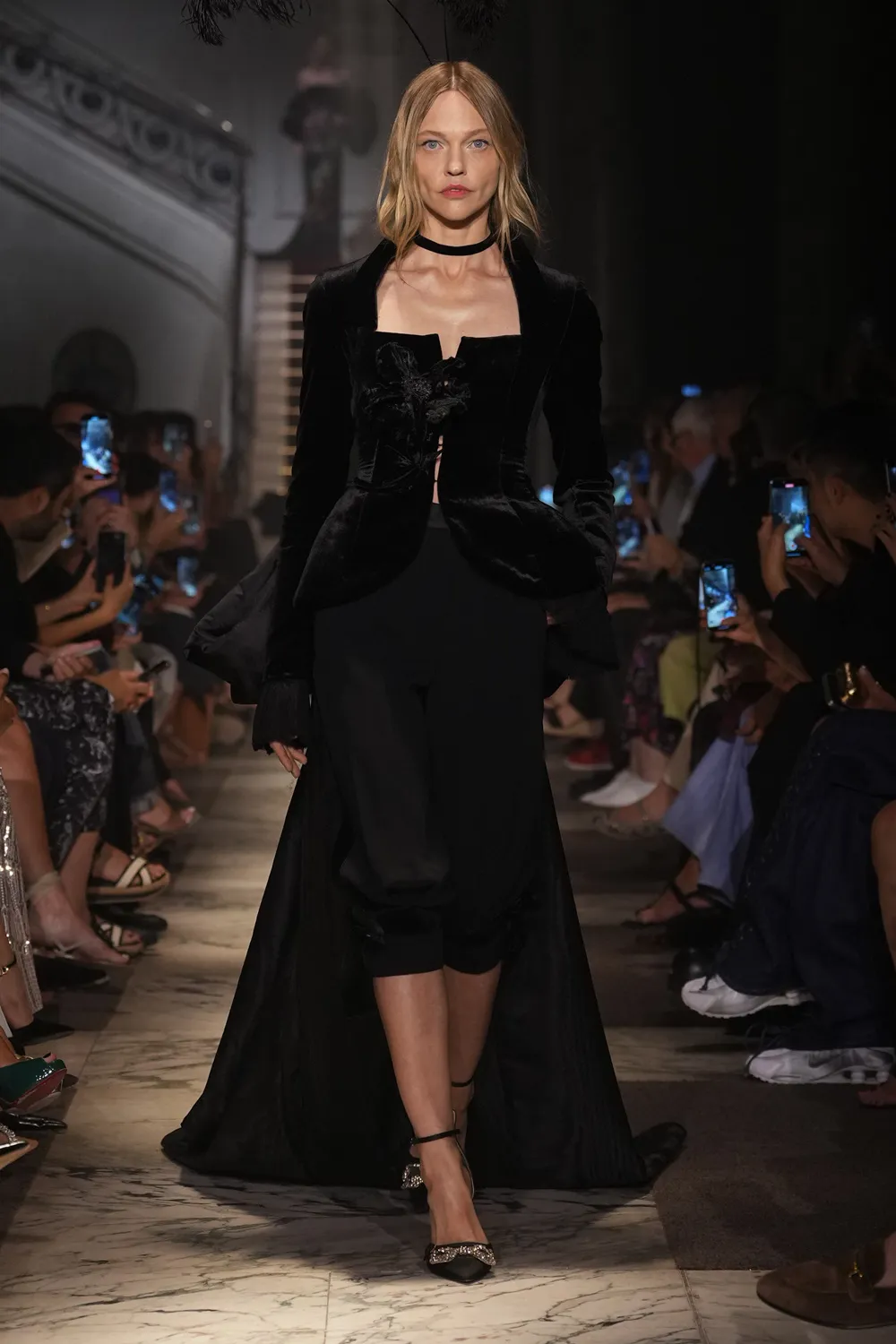 Elie Saab 2025 秋冬 2026 高级定制系列 Runway 杂志(2)