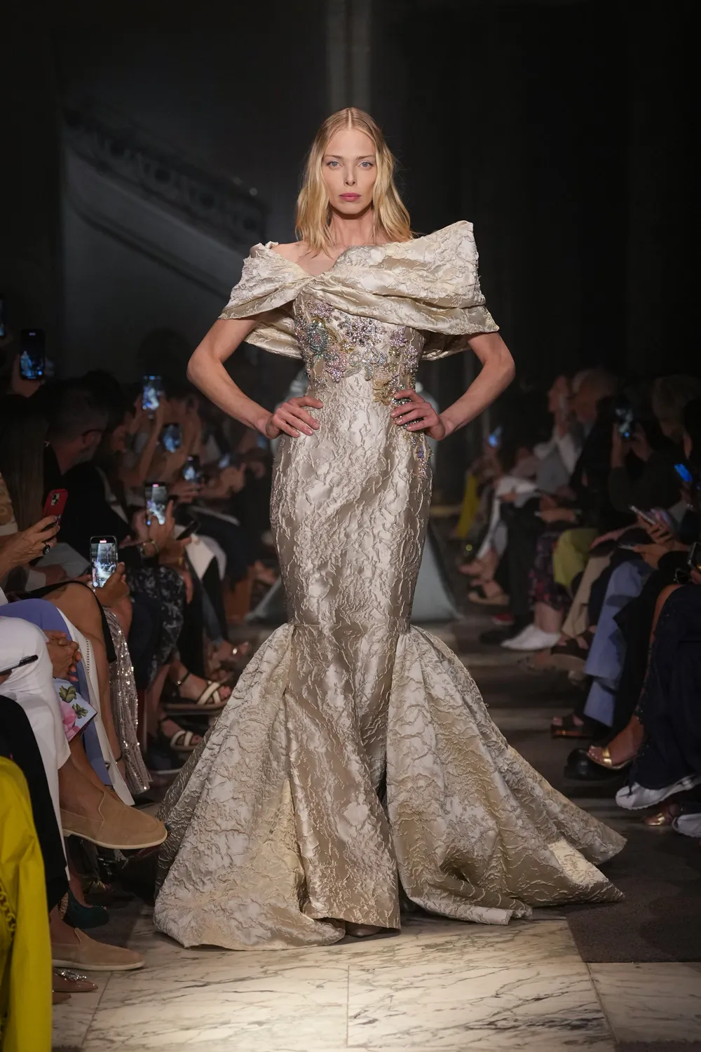 Elie Saab 2025 秋冬 2026 高级定制系列 Runway 杂志(40)