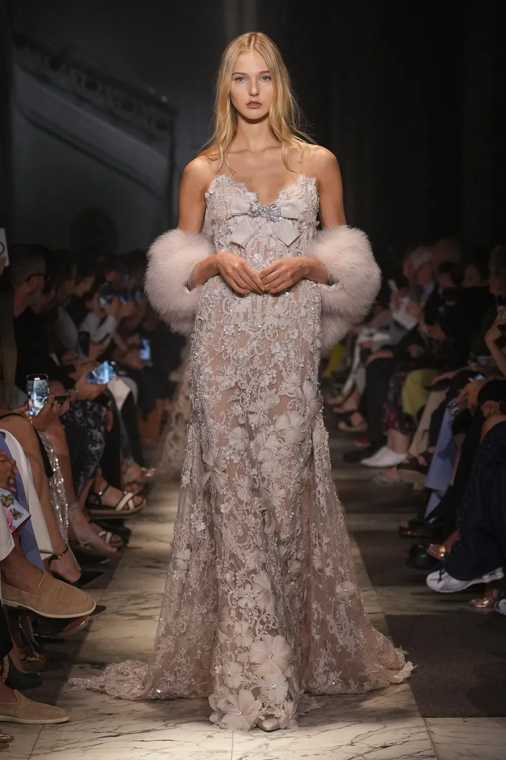 Elie Saab 2025 秋冬 2026 高级定制系列 Runway 杂志(44)