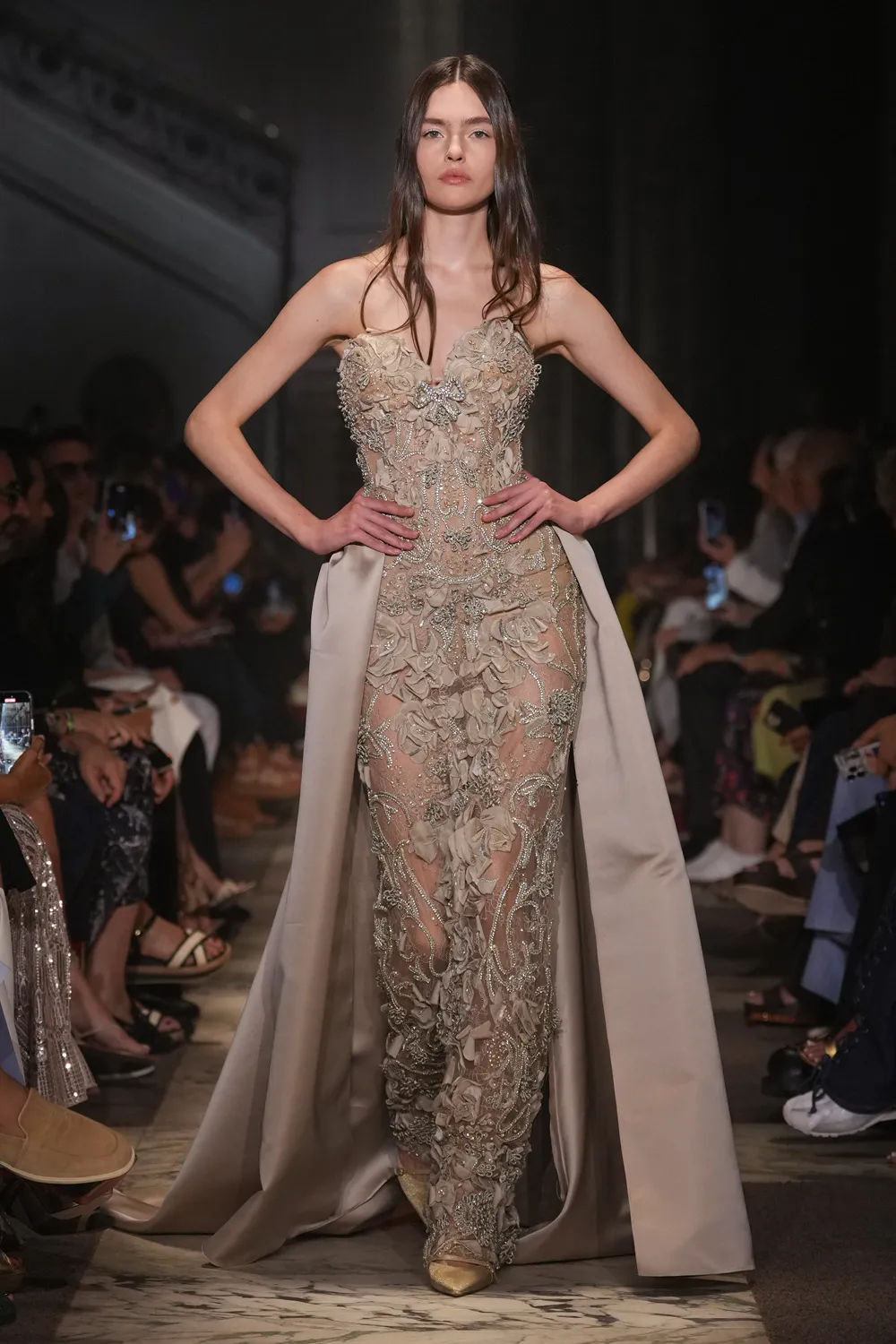 Elie Saab 2025 秋冬 2026 高级定制系列 Runway 杂志(53)