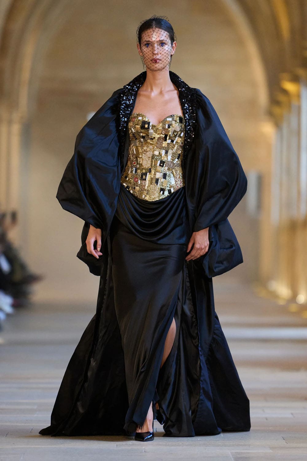 Rahul Mishra Outono Inverno 2025 2026 Alta Costura Runway Revista (22)