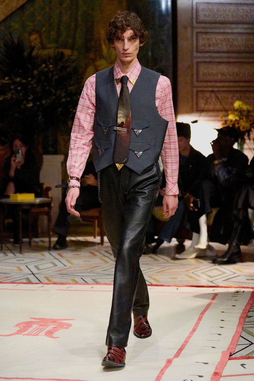 Versace Spring Summer 2026 Runway Magazine (26)