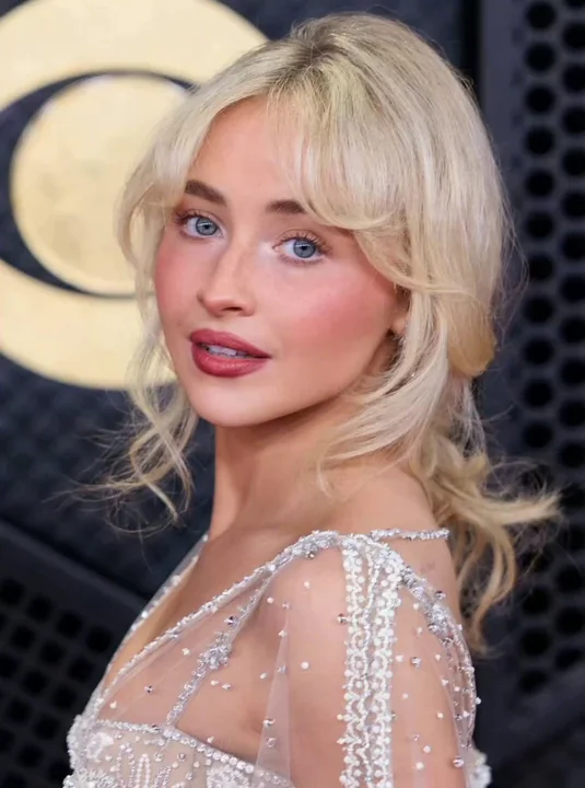 Sabrina Carpenter ai GRAMMY 2026 Runway Magazine