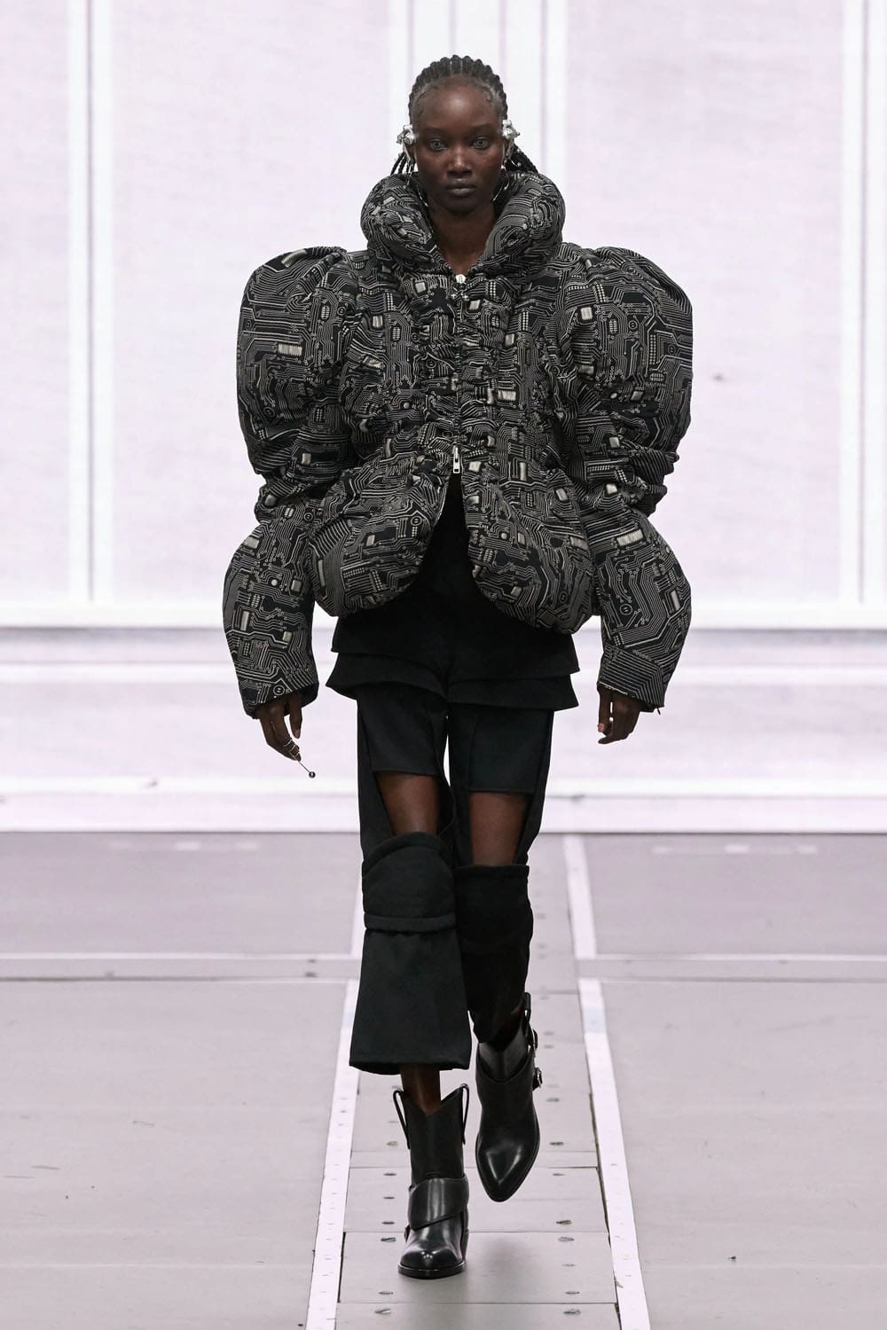 Anrealage Fall Winter 2026 2027 Runway Magazine (15)