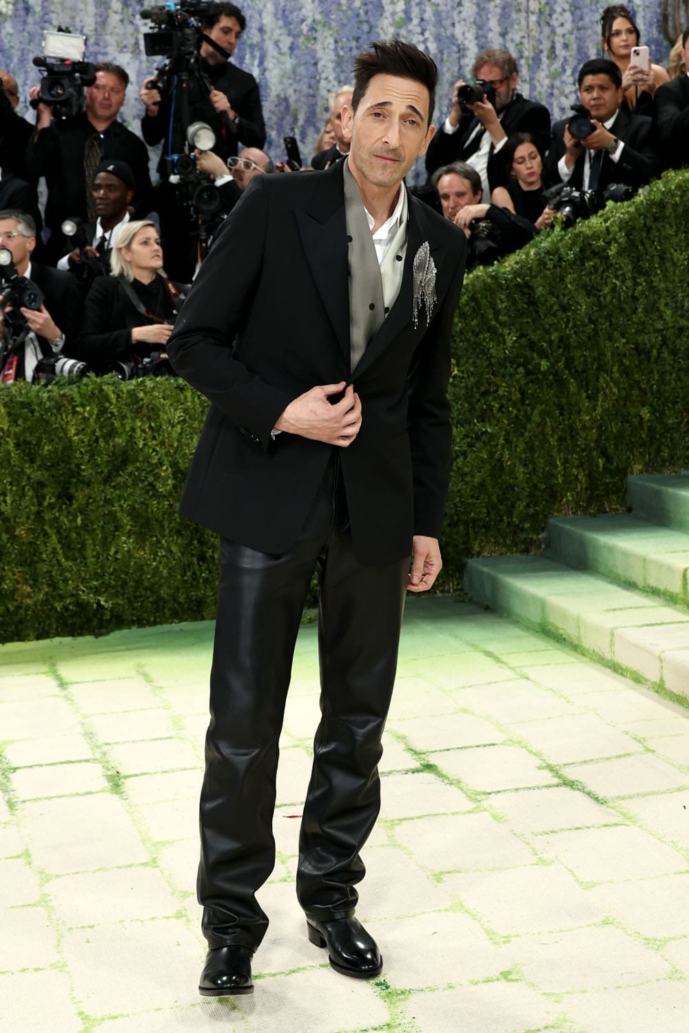 Adrien Brody in Dior bei der Met Gala 2026 Runway Magazin
