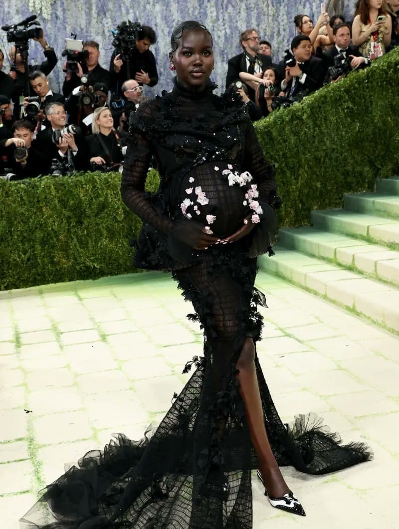Der erwachsene Akech in einem Kleid von Thom Browne bei der Met Gala 2026 Runway 01 Magazin