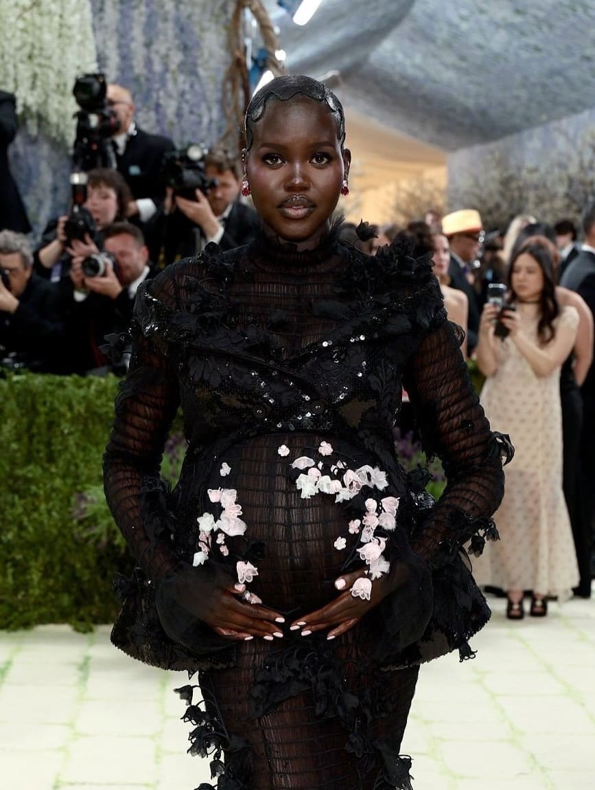 Der erwachsene Akech in einem Kleid von Thom Browne bei der Met Gala 2026 Runway 02 Magazin