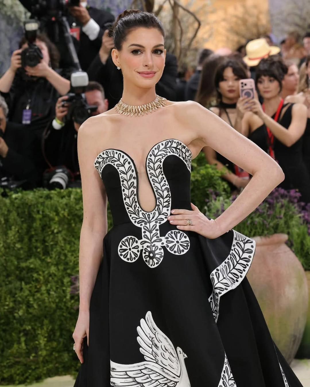 Anne Hathaway in Michael Kors bei der Met Gala 2026 Runway 02 Magazin