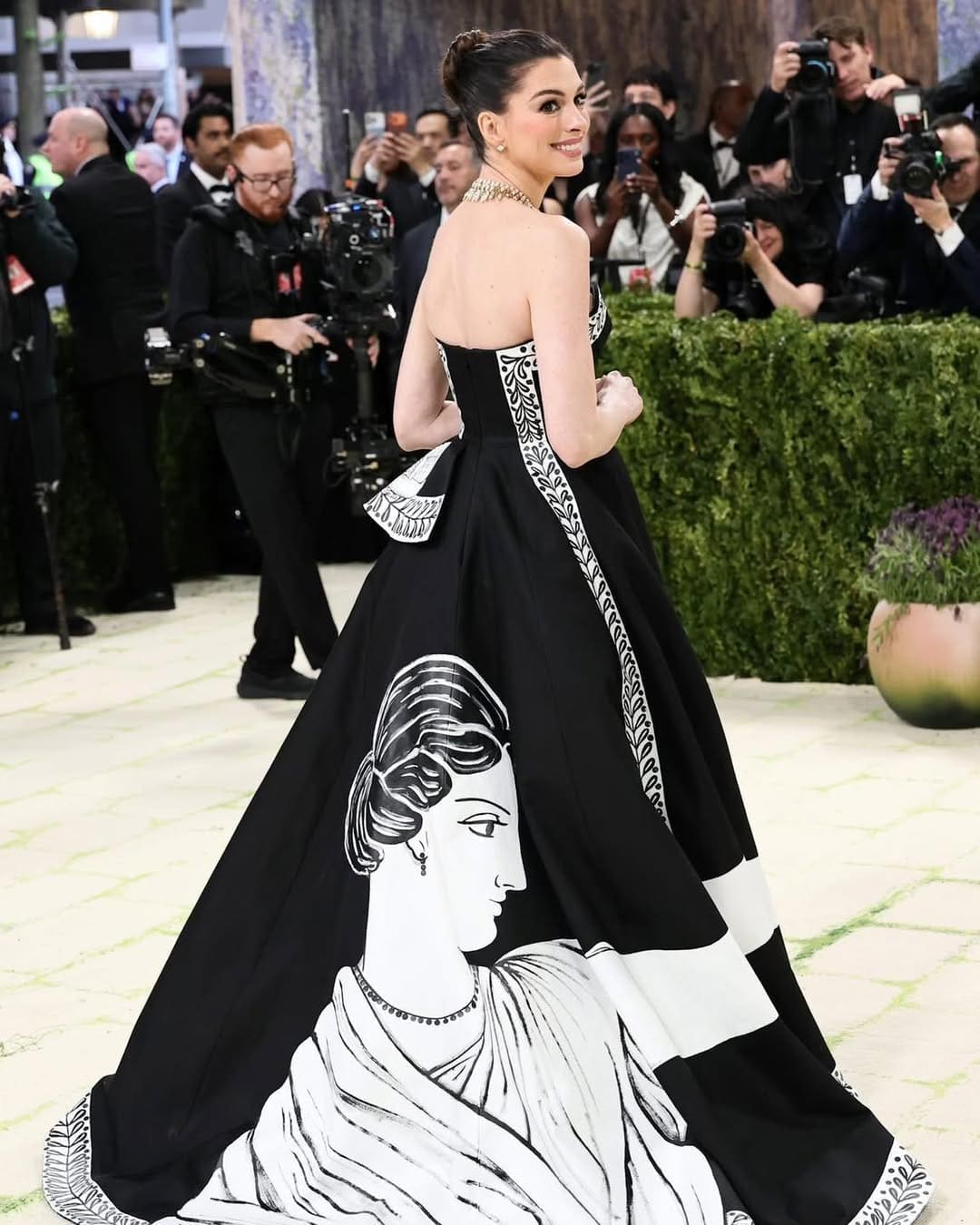 Anne Hathaway in Michael Kors bei der Met Gala 2026 Runway 03 Magazin