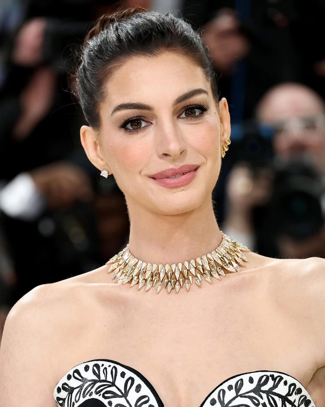 Anne Hathaway in Michael Kors bei der Met Gala 2026 Runway 04 Magazin