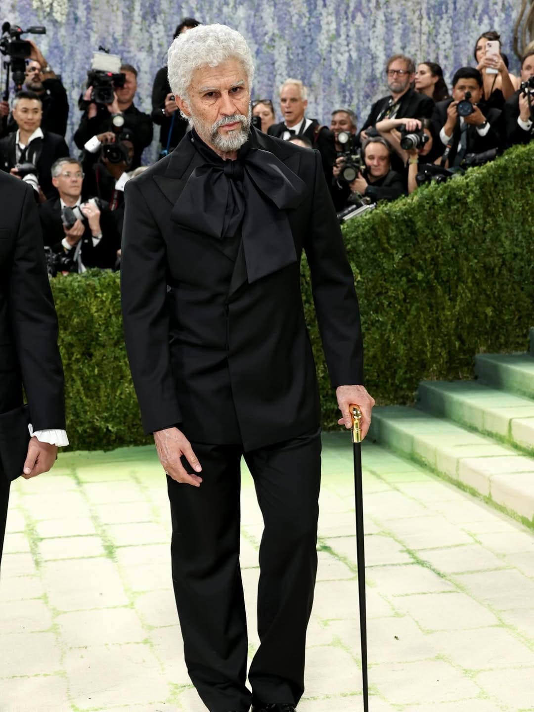 Bad Bunny als älterer Mann bei der Met Gala 2026 Runway 01 Magazin