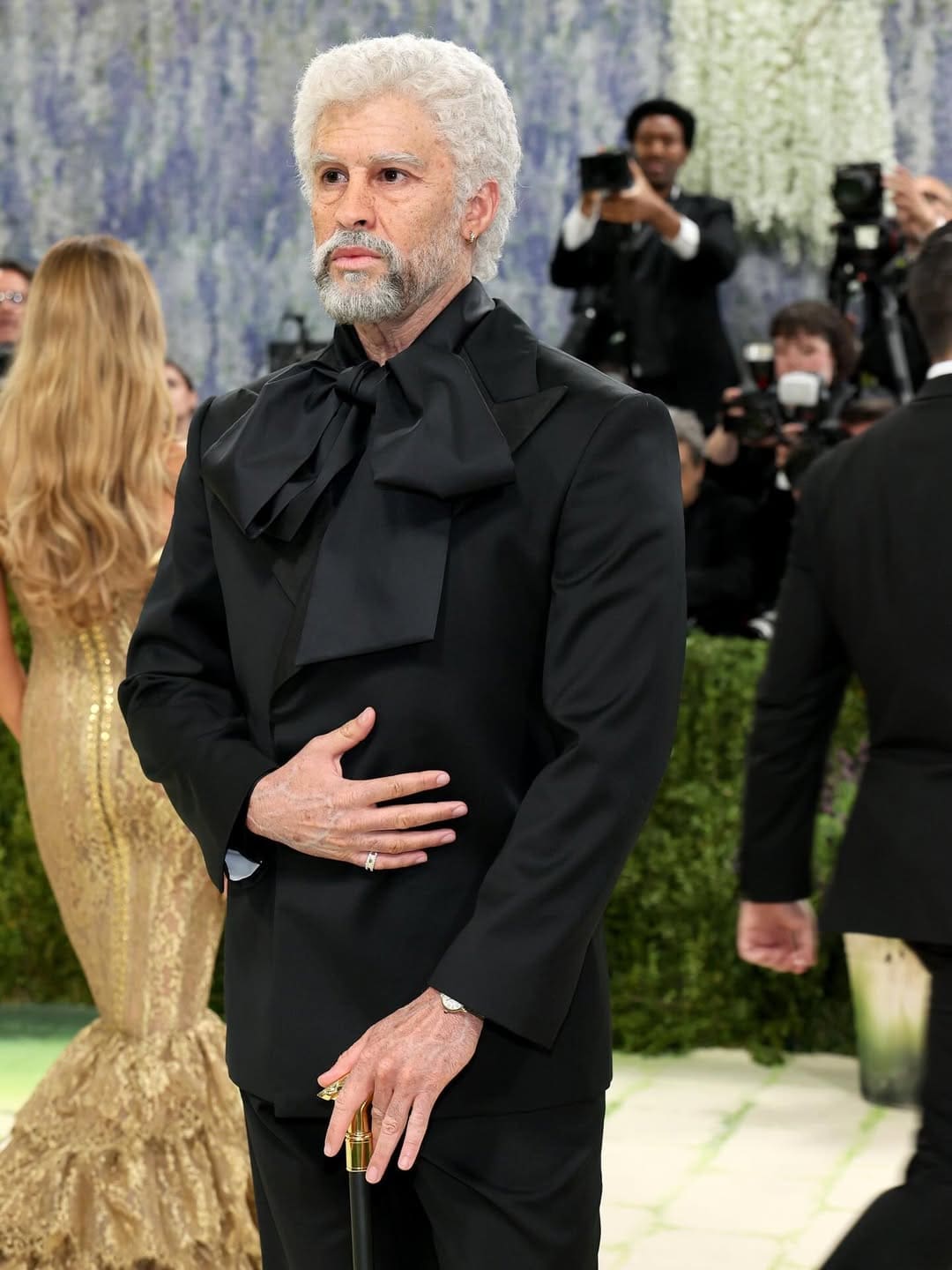 Bad Bunny als älterer Mann bei der Met Gala 2026 Runway 02 Magazin