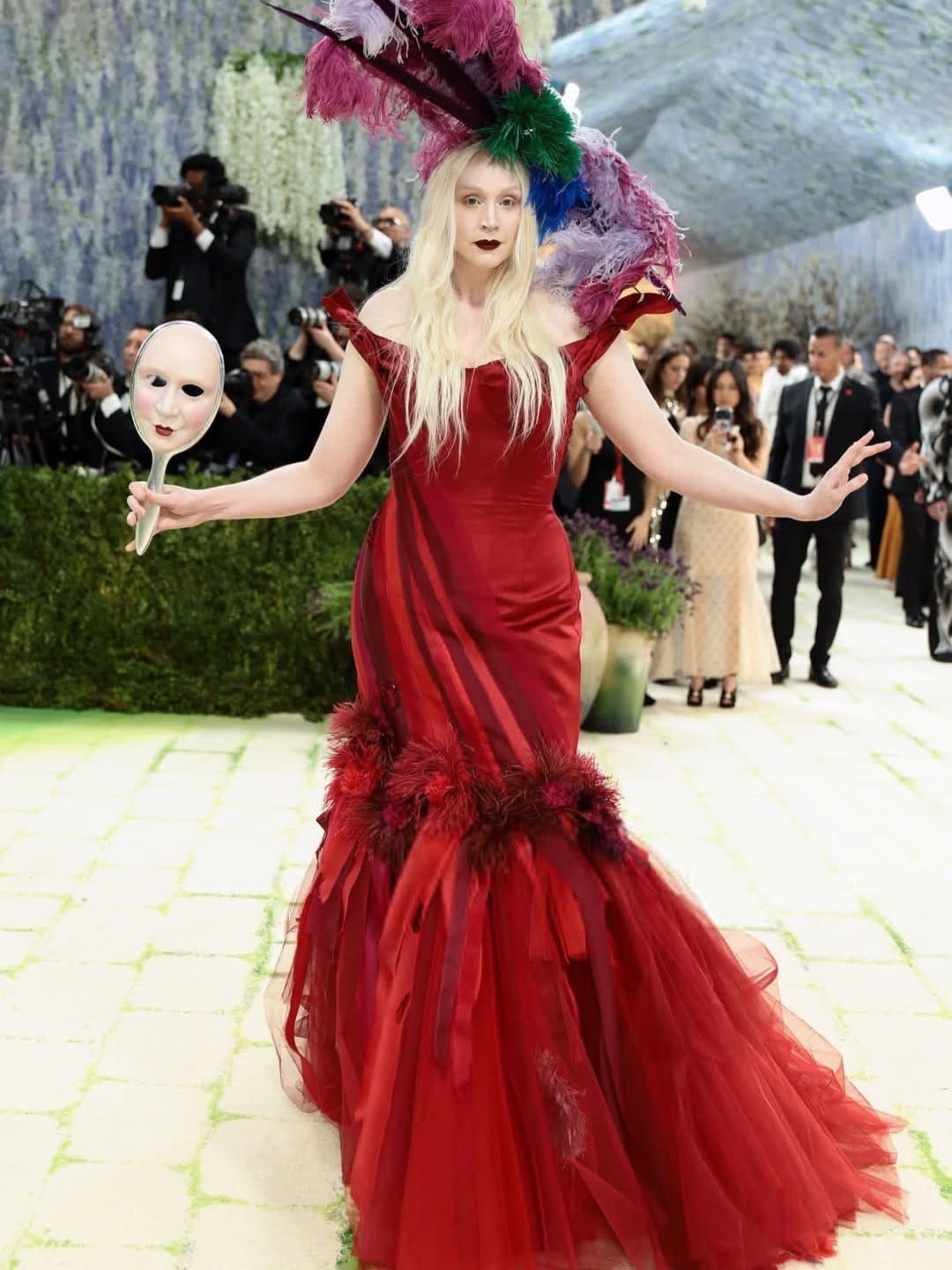 Gwendoline Christie in Giles Deacon bei der Met Gala 2026 Runway 02 Magazin