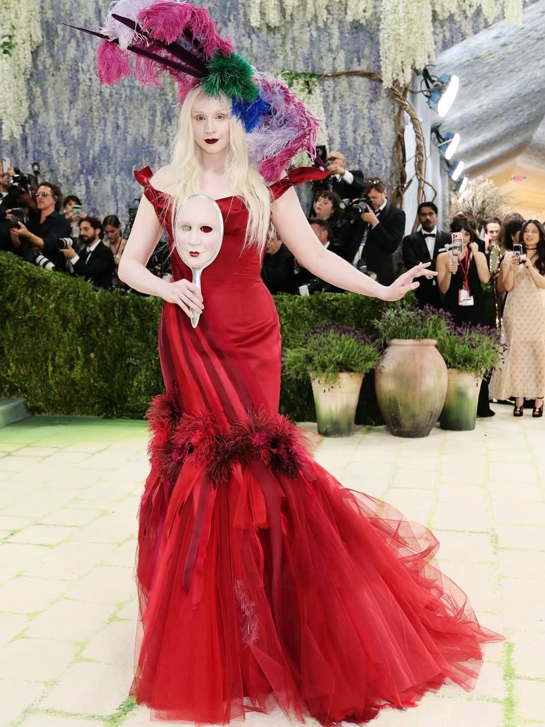 Gwendoline Christie in Giles Deacon bei der Met Gala 2026 Runway 04 Magazin