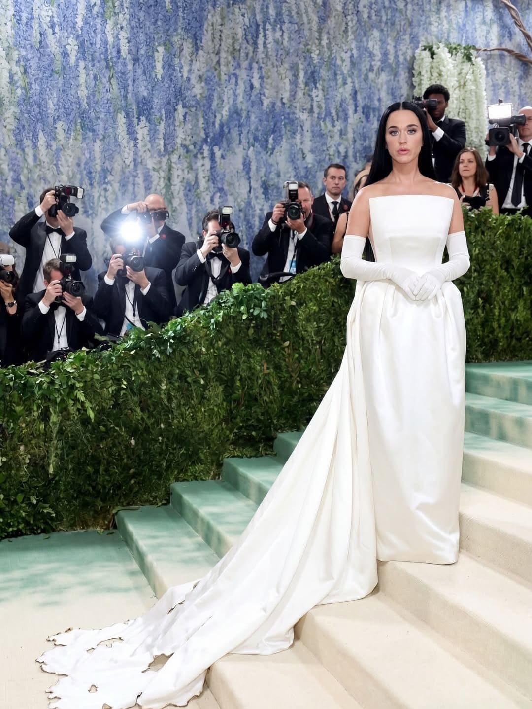 Katy Perry in Stella MacCartny bei der Met Gala 2026 Runway 02 Magazin