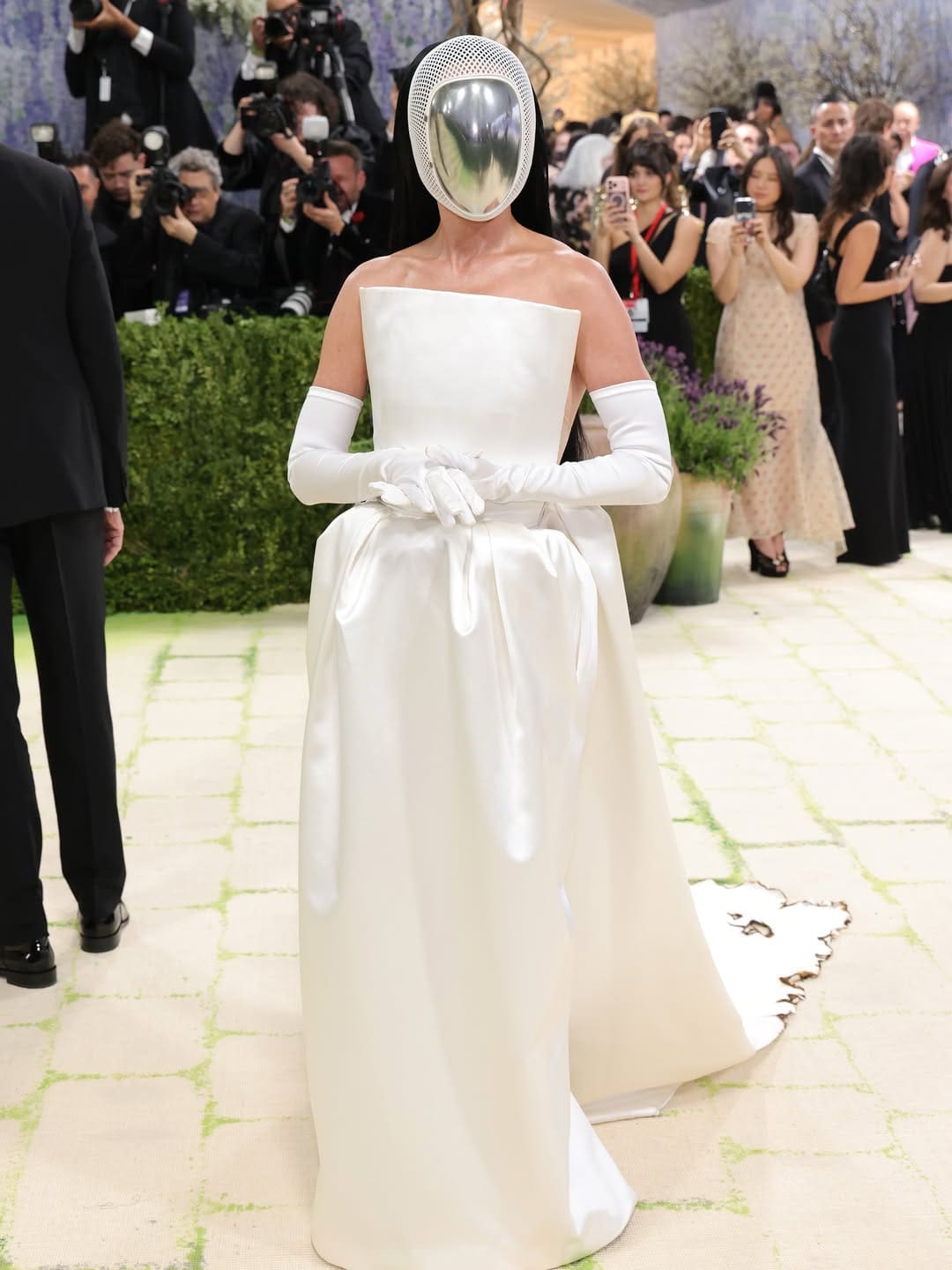 Katy Perry in Stella MacCartny bei der Met Gala 2026 Runway 04 Magazin