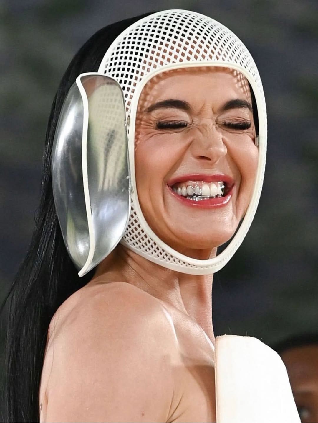Katy Perry in Stella MacCartny bei der Met Gala 2026 Runway 07 Magazin