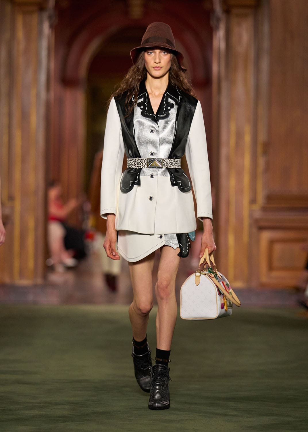 Louis Vuitton Cruise 2027 Runway Magazine (13)