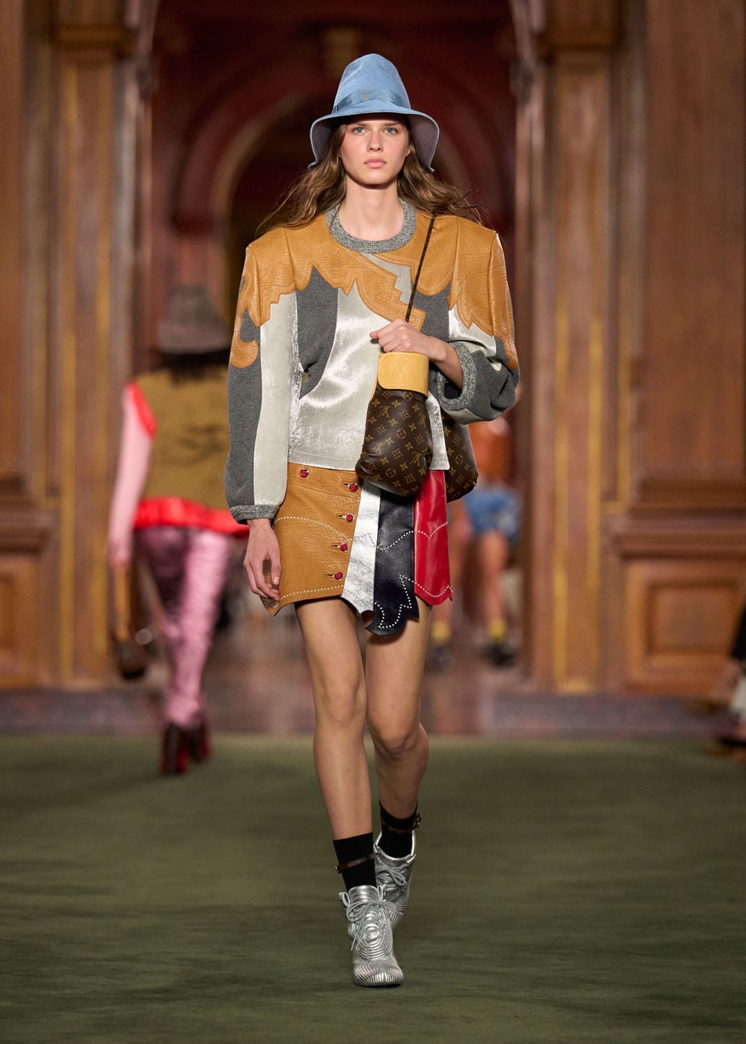 Louis Vuitton Cruise 2027 Runway Magazine (8)