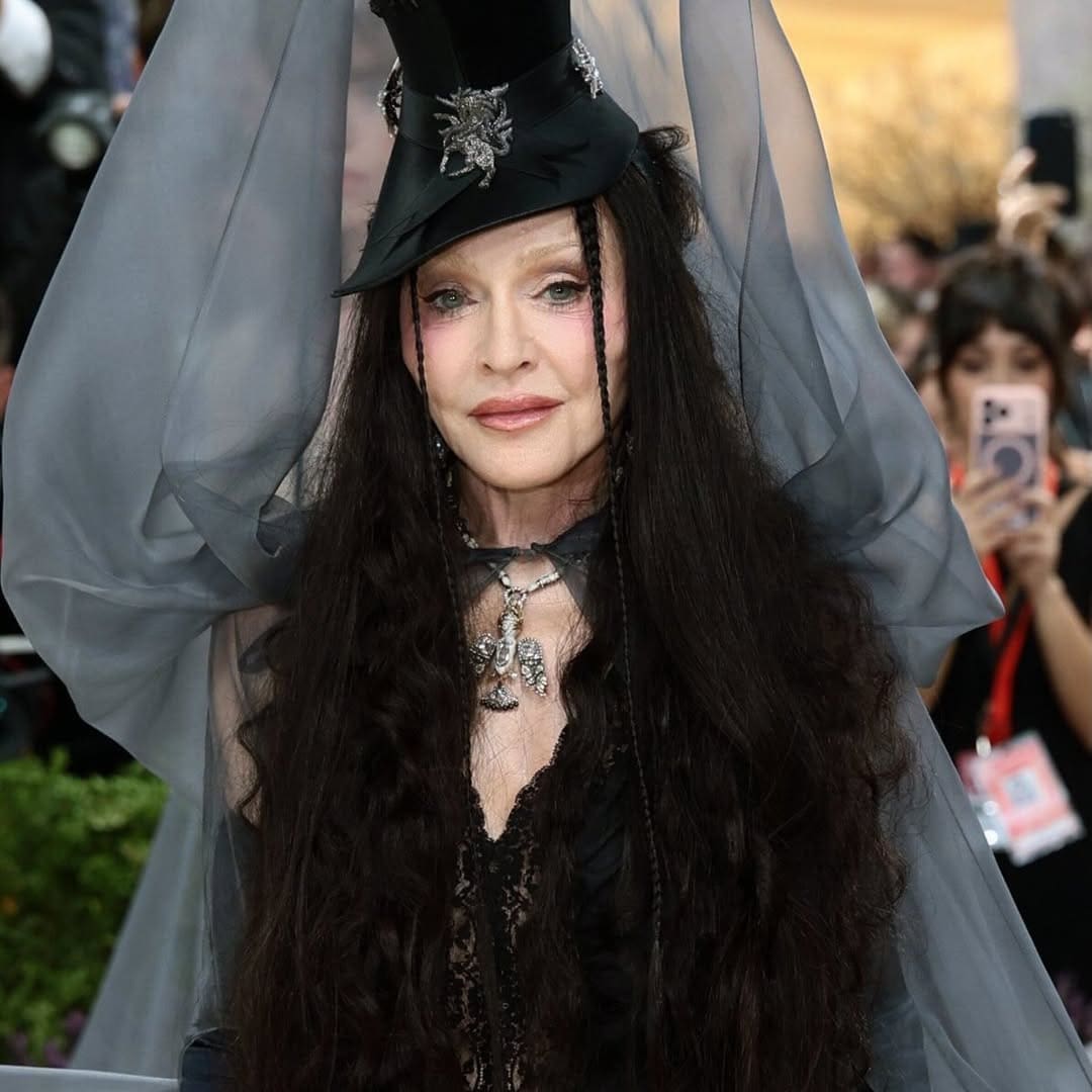 Madonna in Saint Laurent bei der Met Gala 2026 Runway 02 Magazin