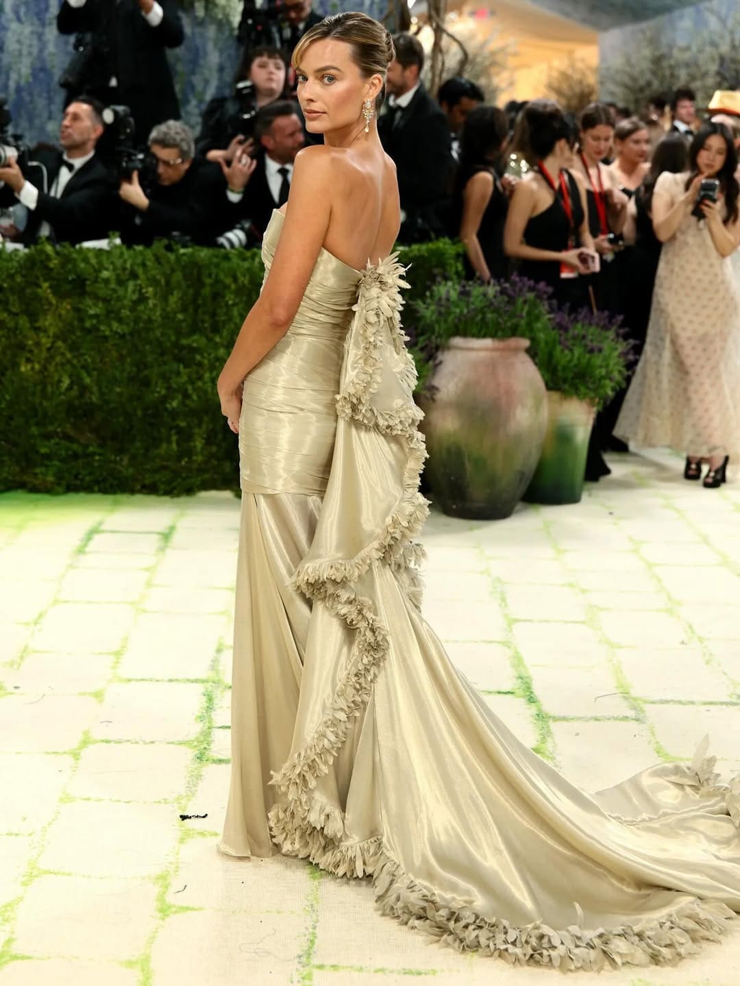 Margot Robbie in Chanel bei der Met Gala 2026 Runway 02 Magazin