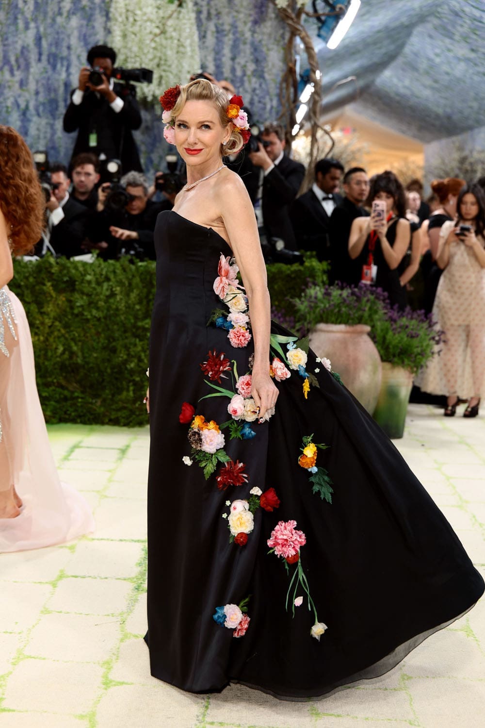 Naomi Watts in Dior bei der Met Gala 2026 Runway Magazin