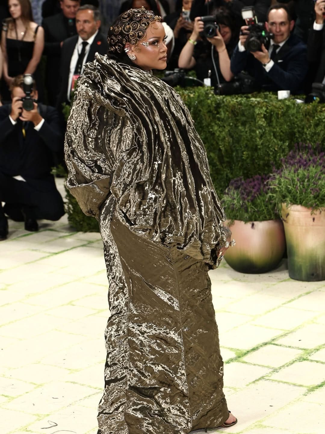 Rihanna in Maison Margiela bei der Met Gala 2026 Runway 06 Magazin
