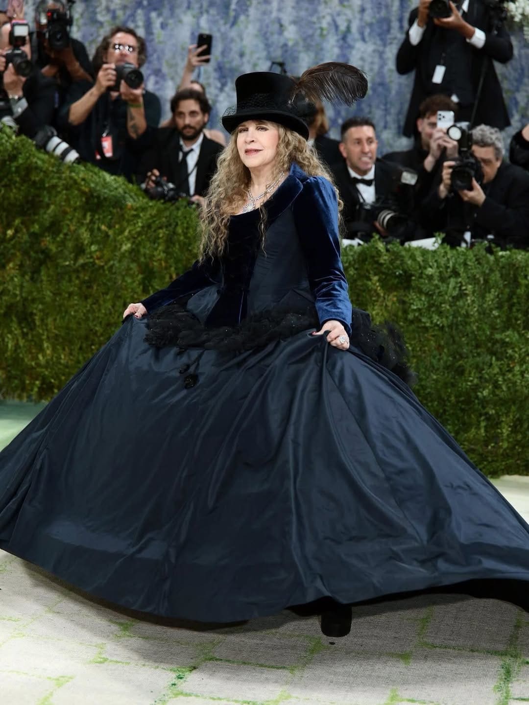 Stevie Nicks in einem Zara-Kleid von John Galliano bei der Met Gala 2026 Runway 01 Magazin