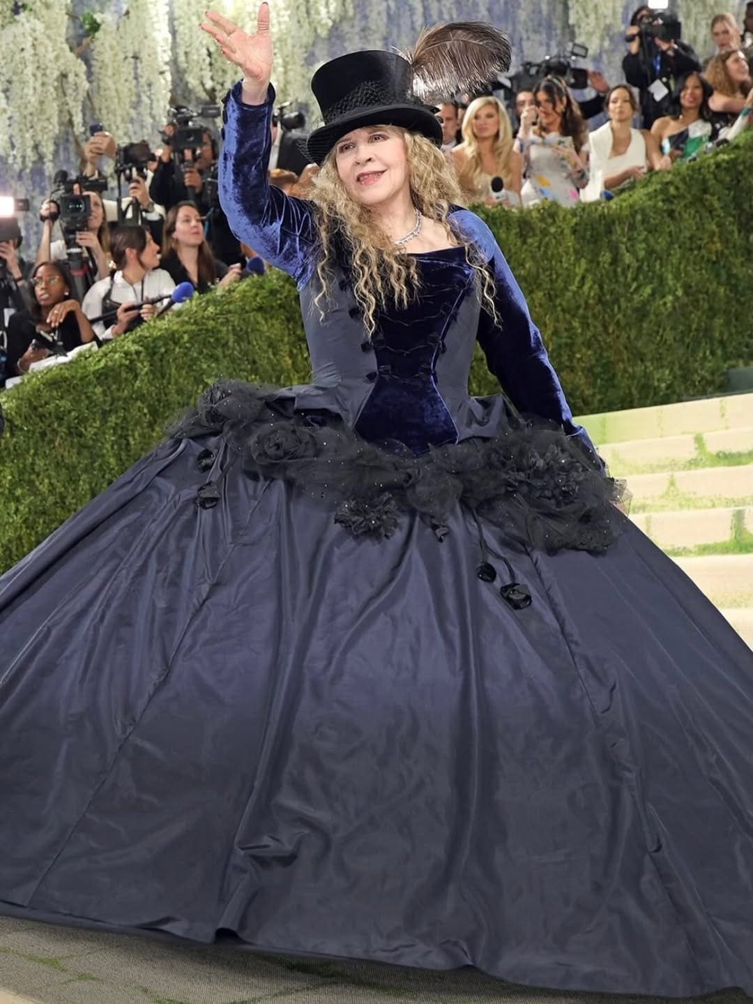 Stevie Nicks in einem Zara-Kleid von John Galliano bei der Met Gala 2026 Runway 02 Magazin
