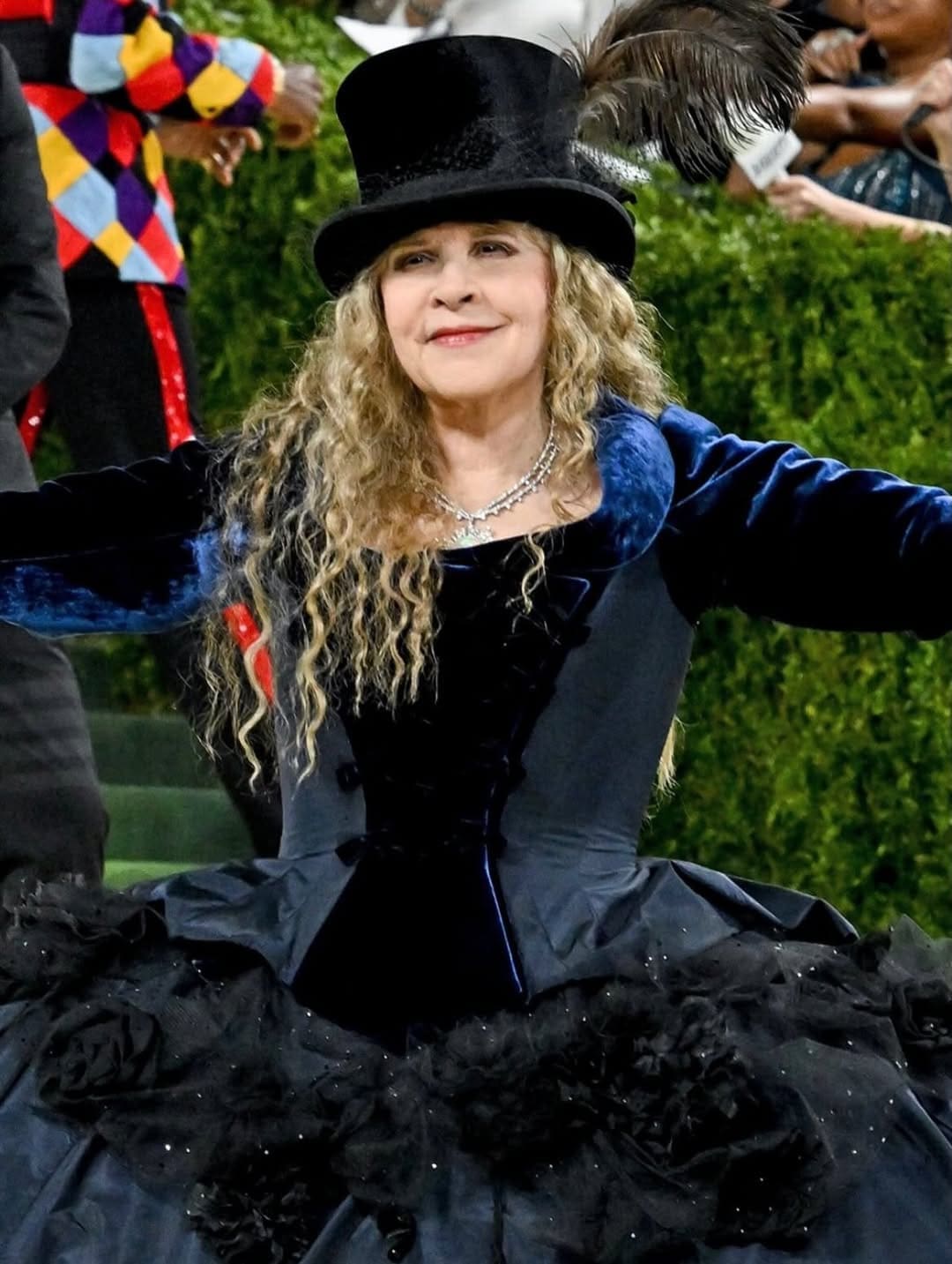Stevie Nicks in einem Zara-Kleid von John Galliano bei der Met Gala 2026 Runway 03 Magazin