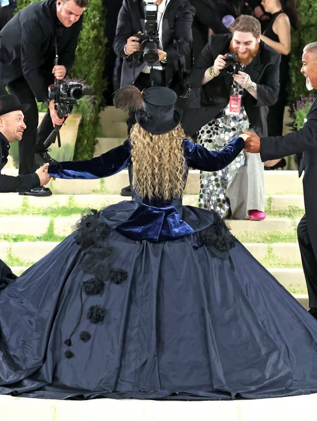 Stevie Nicks in einem Zara-Kleid von John Galliano bei der Met Gala 2026 Runway 04 Magazin