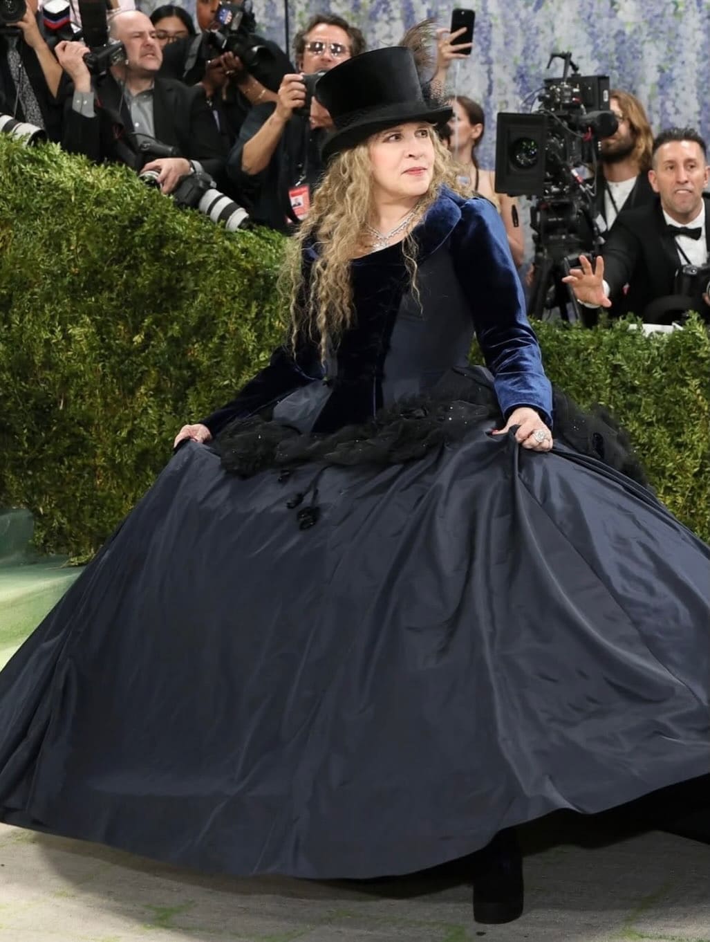 Stevie Nicks in einem Zara-Kleid von John Galliano bei der Met Gala 2026 Runway 05 Magazin