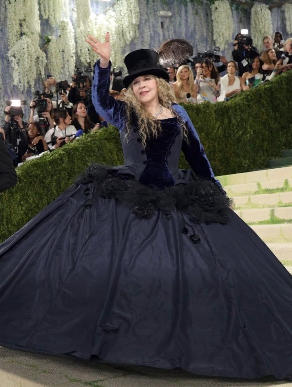 Stevie Nicks in einem Zara-Kleid von John Galliano bei der Met Gala 2026 Runway 06 Magazin