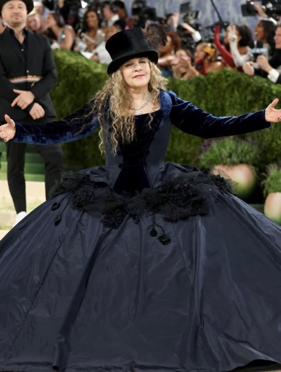 Stevie Nicks in einem Zara-Kleid von John Galliano bei der Met Gala 2026 Runway 07 Magazin