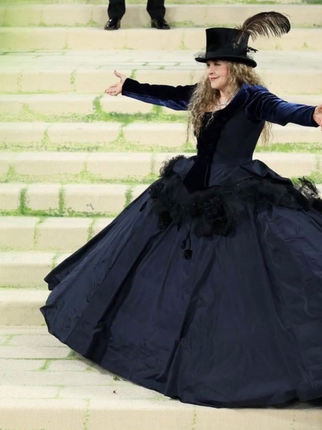 Stevie Nicks in einem Zara-Kleid von John Galliano bei der Met Gala 2026 Runway 08 Magazin