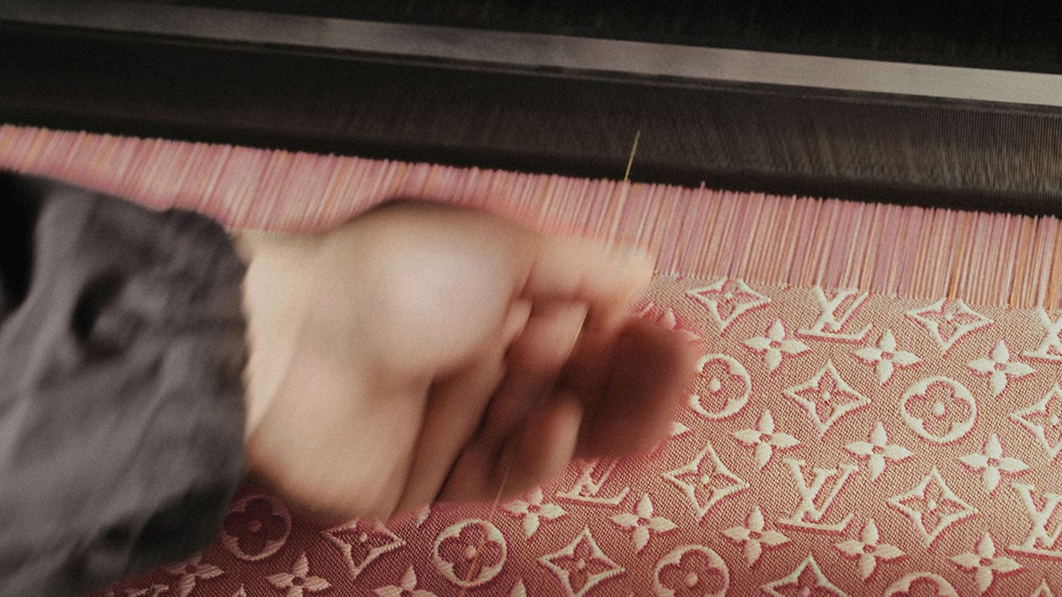 调整 Monogram Embleme Rose Ruban 提花织机上的线