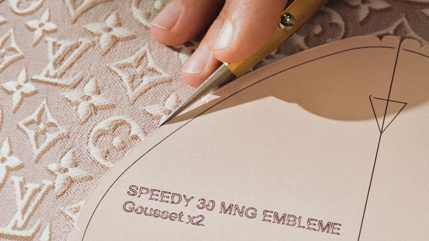 Speedy 30 Soft Monogram Emblem 的侧缝面料裁剪