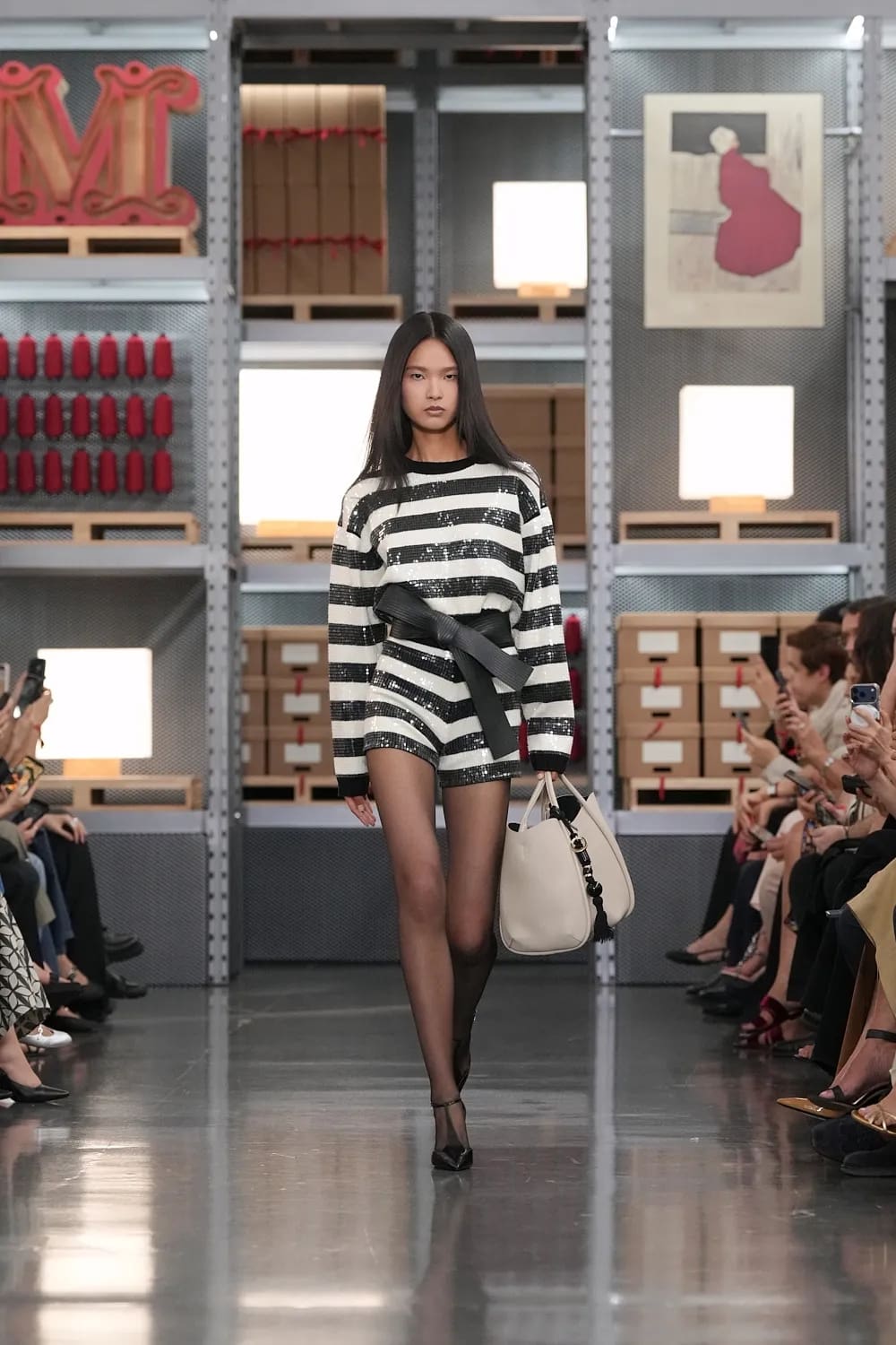 Max Mara 2027 度假系列上海龙美术馆 Runway 杂志(11)