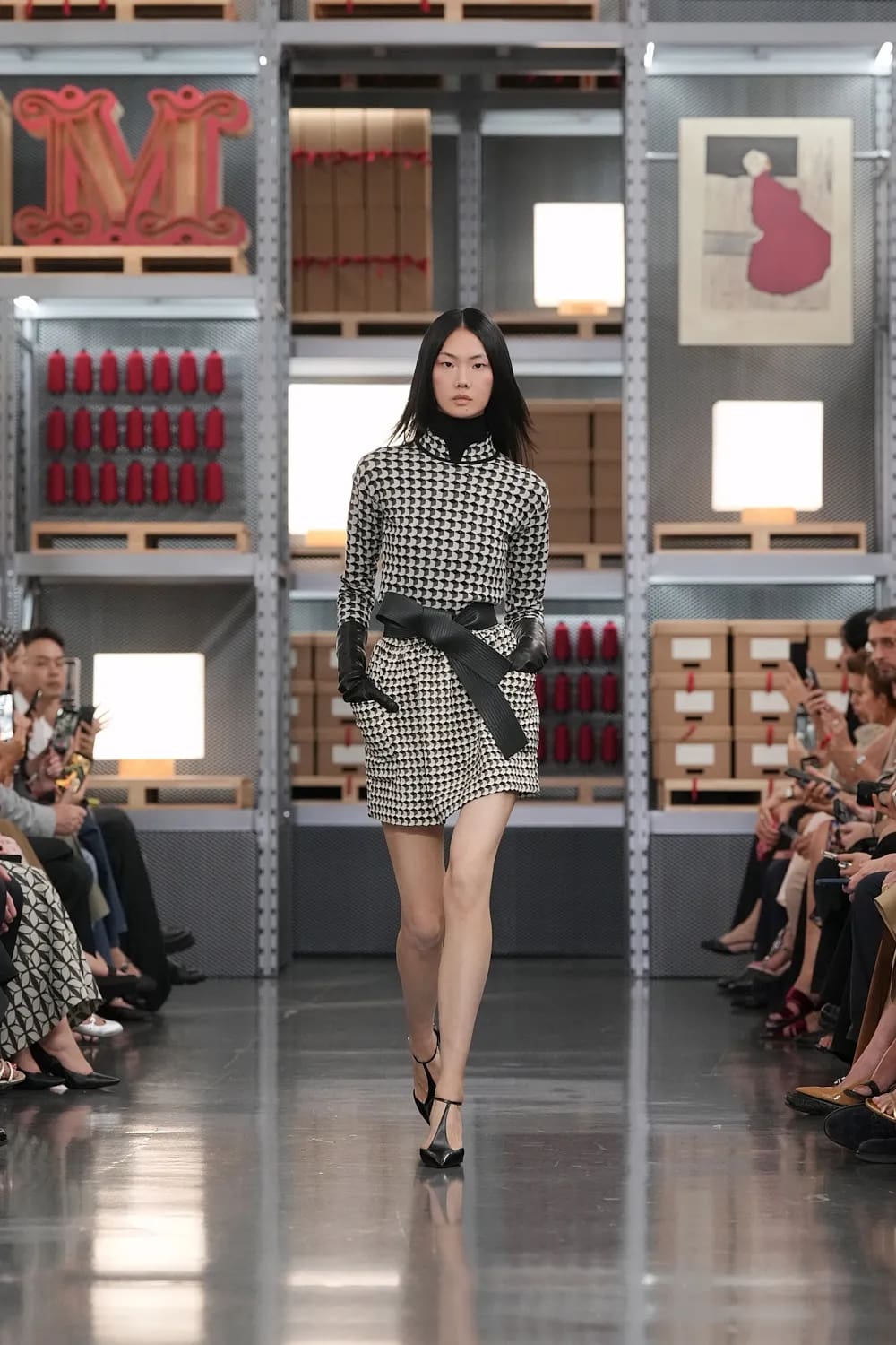 Max Mara 2027 度假系列上海龙美术馆 Runway 杂志(13)