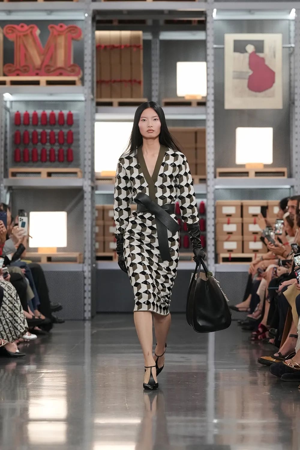 Max Mara 2027 度假系列上海龙美术馆 Runway 杂志(15)